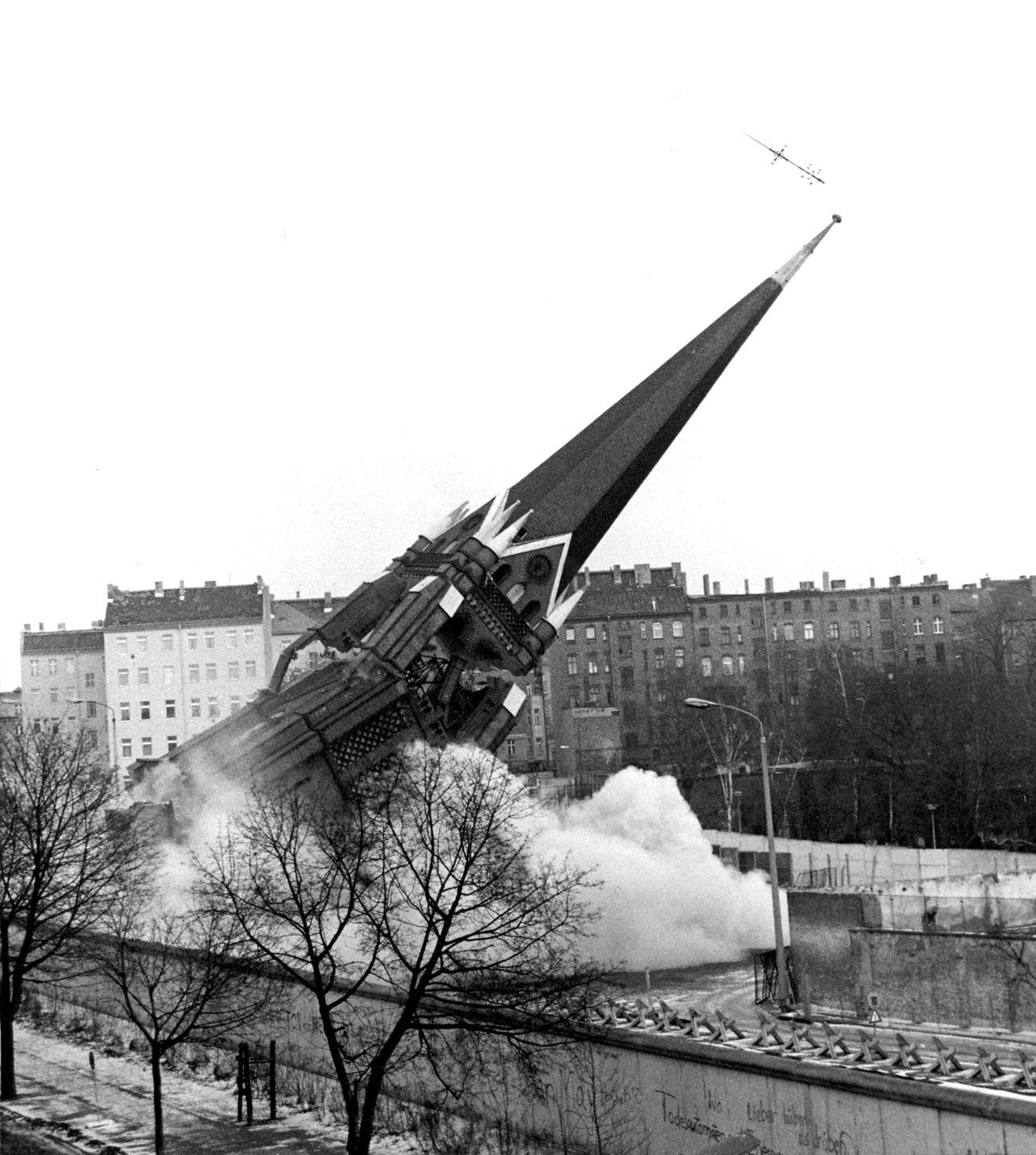 Forsoningskirken ble reist i Berlin på 1800-tallet som en misjonskirke. Den unnslapp bombene fra andre verdenskrig, men havnet i ingenmannslandet ved Muren i Øst-Berlin. Det øst-tyske regimet lot kirken rive i 1985, noe som av mange ble betraktet som en politisk handling av et desperat regime i dødskramper. Etter gjenforeningen ble det bygd et lite kapell på samme sted.