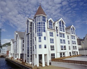 Radisson-hotellet i Ålesund, en hån mot den vakre jugentbebyggelsen, ifølge kunstner og listemaker Chris Rønneberg. Foto: Skanska Radisson-hotellet i Ålesund, en hån mot den vakre jugentbebyggelsen, ifølge kunstner og listemaker Chris Rønneberg. Foto: Skanska