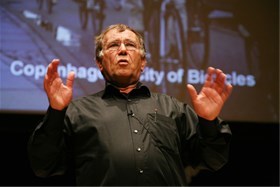 Den danske urbanisten og arkitekten Jan Gehl er på vei til Vestfold. Foto: Gene driskell