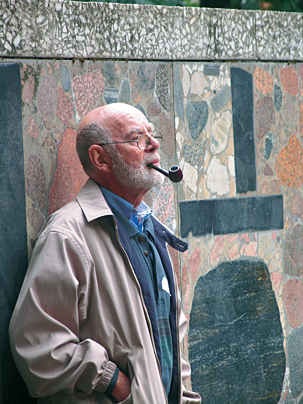 Mannen og muren. Morten Grindaker foran «veggen» i naturbetong, utført etter Erling Viksjøs patent og med Odd Tandberg som kunstner.