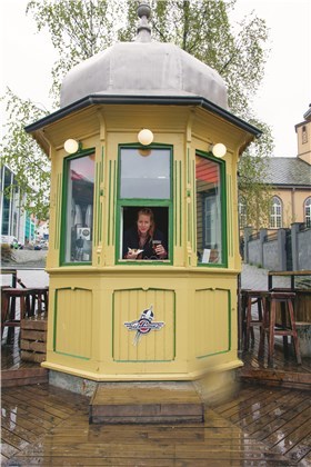 Målet med Rakettkiosken er å gjøre sentrum litt mer levende, og gi byen den lille ekstra pulsen, sier Katrine Blom. Foto: Ingebjørg Semb Målet med Rakettkiosken er å gjøre sentrum litt mer levende, og gi byen den lille ekstra pulsen, sier Katrine Blom. Foto: Ingebjørg Semb