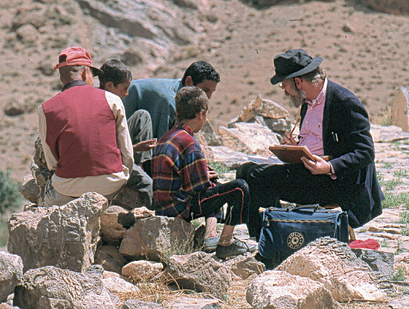 Skisseblokken vekker interesse og skaper kontakt. (Foto: Thor Arne Hauer.)