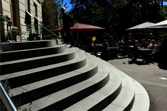 Litteraturhusets hovedinngang - uoverkommelig for mange.