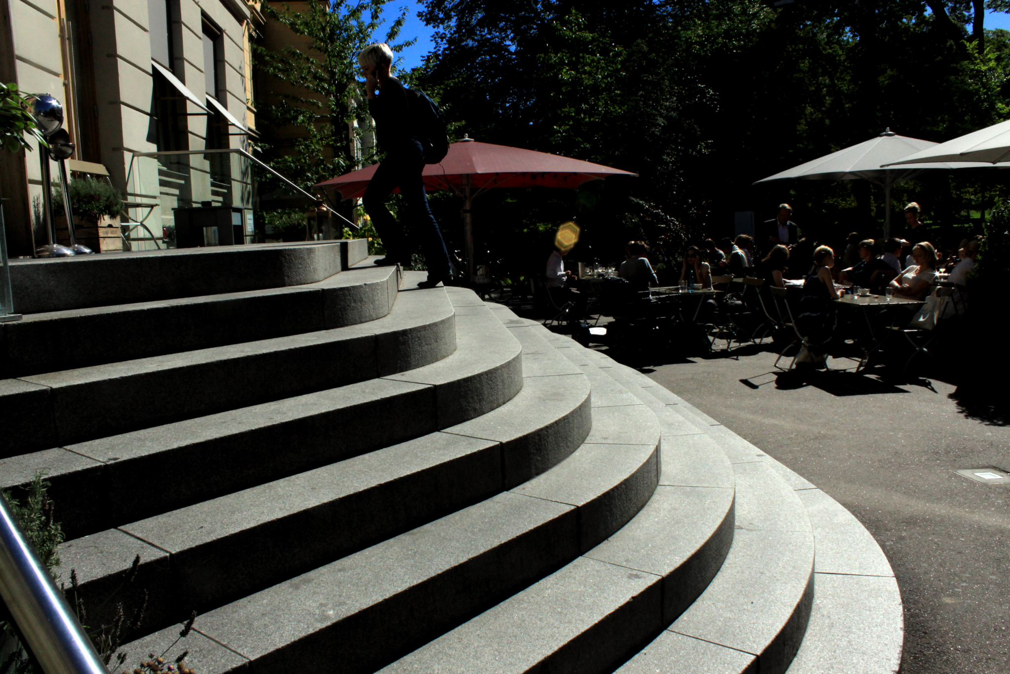 Litteraturhusets hovedinngang - uoverkommelig for mange.