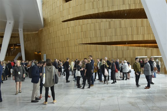 Stemningsbilde fra foajeen i en av pausene på OATs konferanse i Operaen. Foto: Istvan Virag Stemningsbilde fra foajeen i en av pausene på OATs konferanse i Operaen. Foto: Istvan Virag