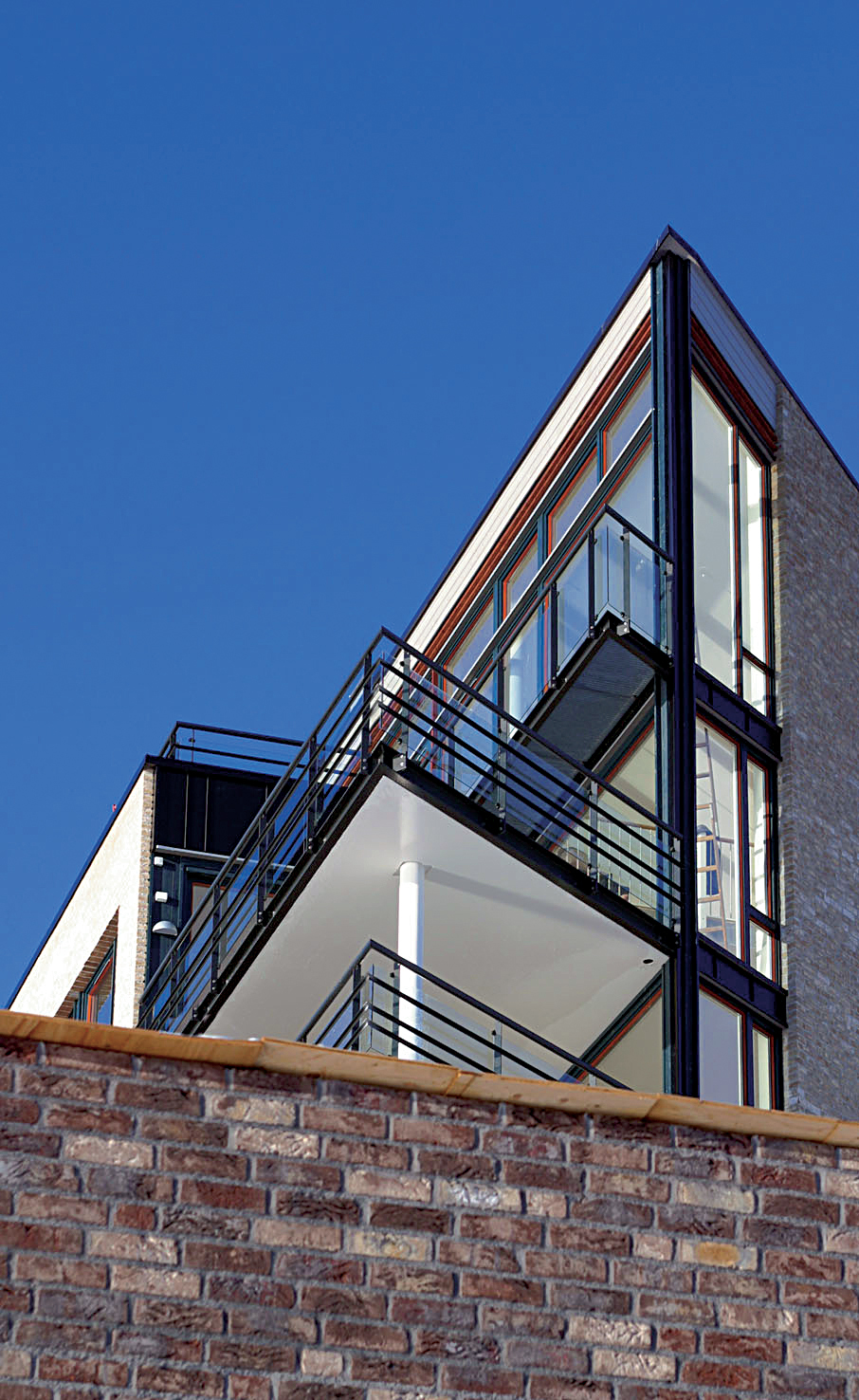 Lysaker Brygge: Boligene gjenspeiler en håndverksglede hos bygningsarbeiderne og en poetisk miljøtenkning. Foto: Anne Norseth.