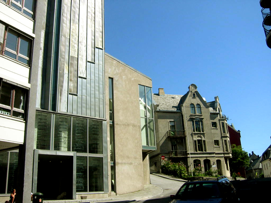  Mye løfterikt også her hjemme, for eksempel denne sammensmeltingen av gammelt og nytt i Ålesund. Sandbakk og Pettersen Arkitekter AS, Kulturhus Ålesund.