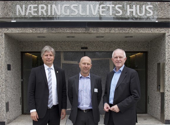 Snakket om arkitektens rolle: Administrerende direktør i Arkitektbedriftene i Norge, Egil Skavang, flankert av Ola Elvestuen (t.v.) og Øivind Christoffersen.
