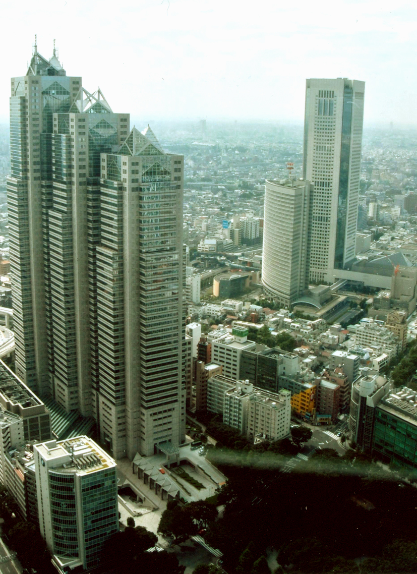 Velkjente Shinjuku Park Tower (til venstre) og NTT East Head Office.