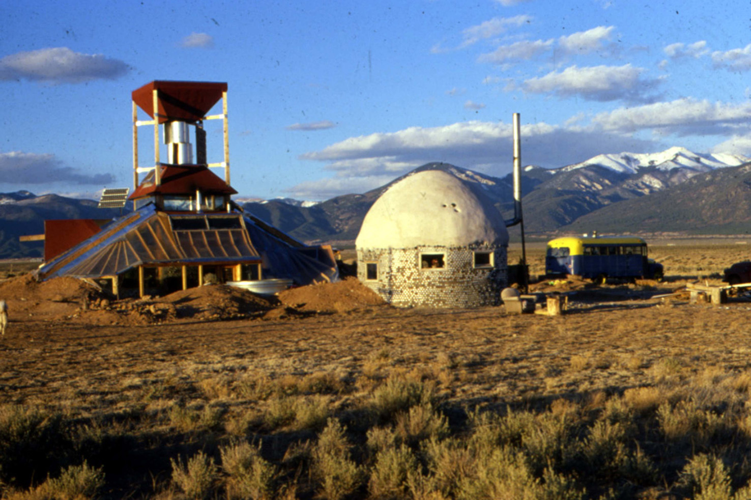 Turbine House, Taos, New Mexico. Michael Reynolds, arkitekt. Foto © Michael Reynolds, 2007. Turbine House, Taos, New Mexico. Michael Reynolds, arkitekt. Foto © Michael Reynolds, 2007.