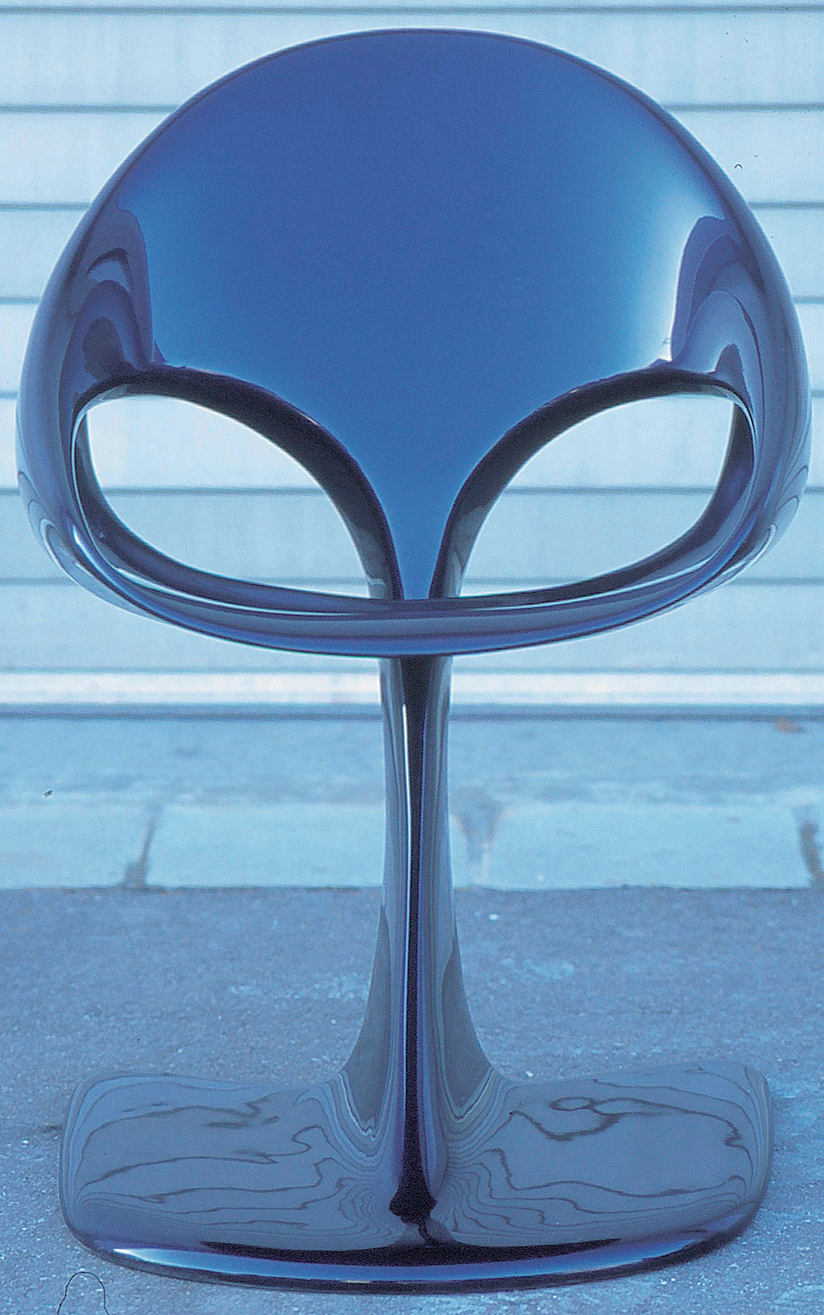 Poly-COR, 1968. Stol i plast der Colani kombinerer Saarinens enbeinte plaststol med sitt eget utkragingsgrep (cantilever). Produsert av COR-Sitzkomfort. Fotos fra utstillingen.