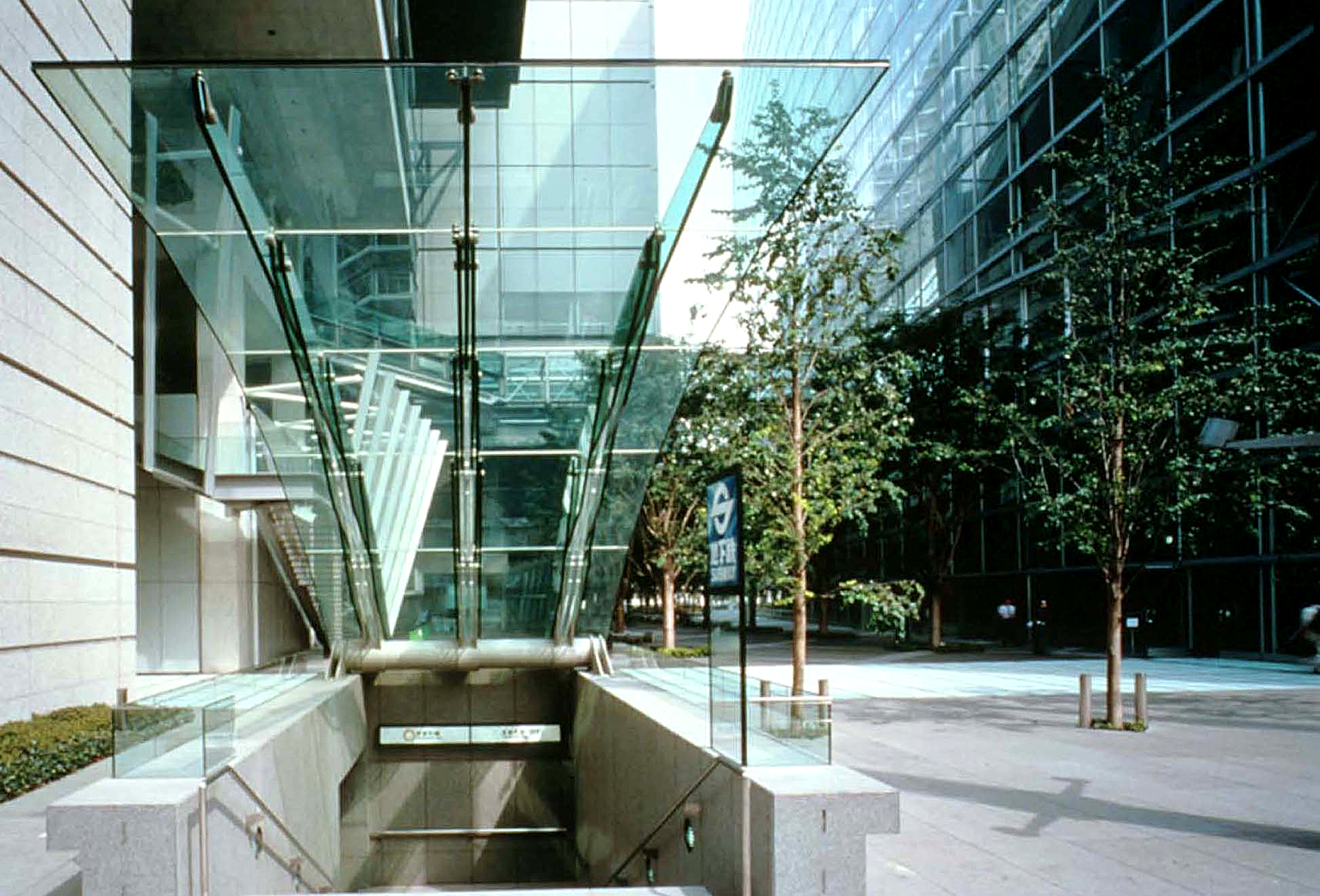 Glassoverdekning i Tokyo Internasjonale Forum ved ingeniør Tim MacFarlane.