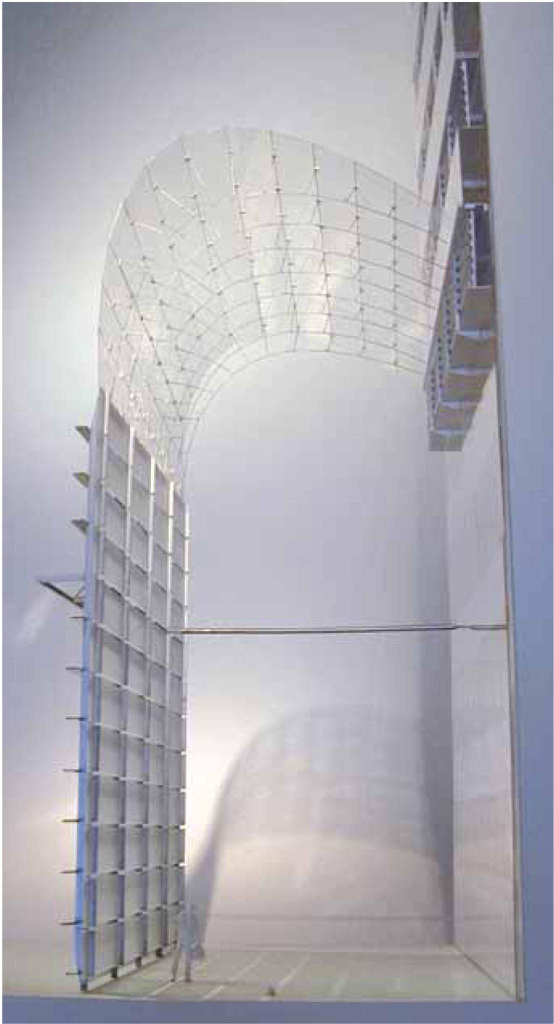 Modell av en seksjon av fotgjengerforbindelsen gjennom kontorkomplekset Plantation Place i London av Arup Associates. Carpenter, Lowings og Valerie Spalding hadde hånd om designet.