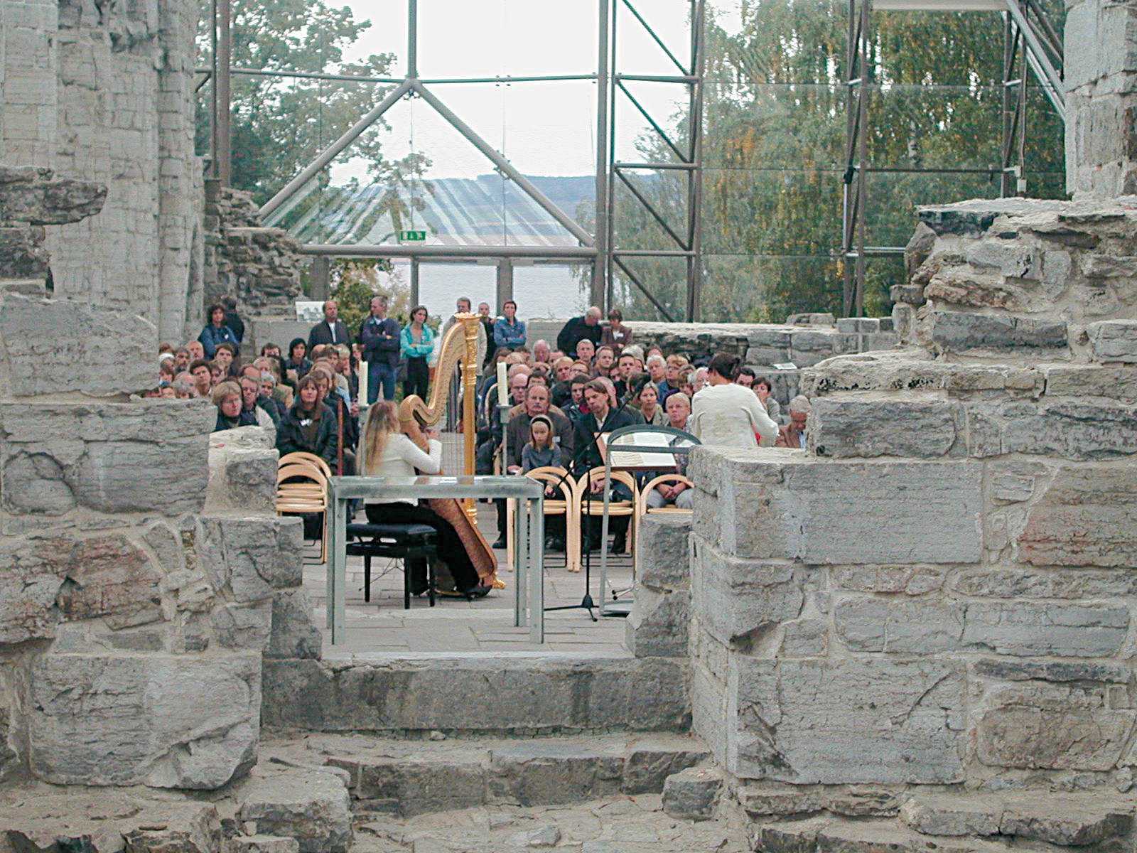 Høytidsstund. Under vernende glass og stål, blandt mektige domkirkeruiner med fløyte- og harpespill, utdeles priser for bruk av tre og murverk.