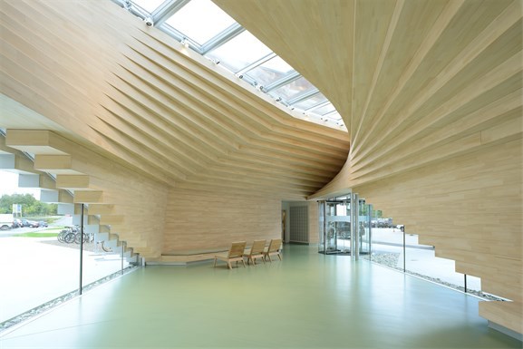 Inngangspartiet til Ipark: En komplisert geometrisk idé som er  nydelig utført som arkitektur. Foto:Emile Ashley