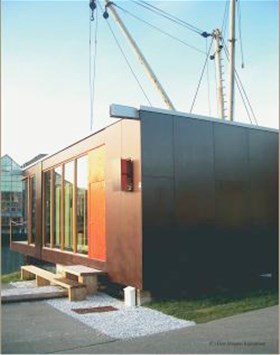 I 2005 bygde bygde man en kompaktbolig midt i byen der studenter bodde i ett år etterpå. Senere ble bygget solgt som hytte til en trondheimsfamilie. Foto: Finn Magnus Rasmussen I 2005 bygde bygde man en kompaktbolig midt i byen der studenter bodde i ett år etterpå. Senere ble bygget solgt som hytte til en trondheimsfamilie. Foto: Finn Magnus Rasmussen