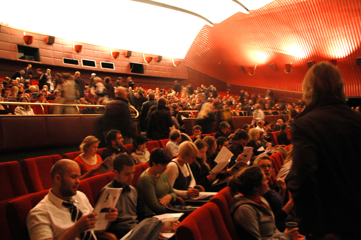 Publikum inntar plassene i Klingenberg kino. Foto: Anne Plau Hoel.