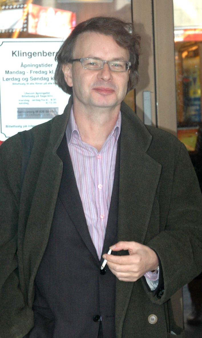 Frilansjournalist Michael Dee er korrespondent for Arkitektnytt i London. Her er han på plass i Oslo for å følge triennalen med et utenfra-perspektiv. Foto: Anne Plau Hoel.