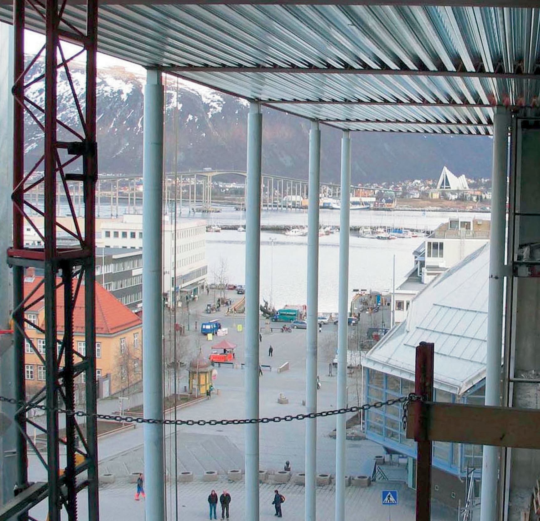 Tromsø by skal til Venezia og arkitekturbiennalen. Her skues sentrale Tromsø-motiver som brua og Ishavskatedralen fra Rådhuset. Foto: Tord Kvien.