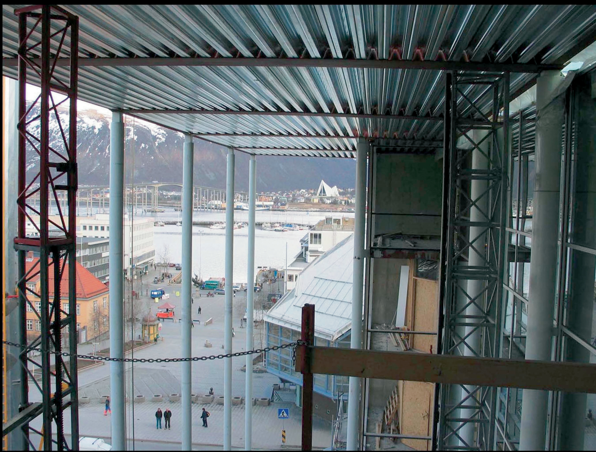 Fra rådhusets nordvestre hjørne kan en skue mot sentrale Tromsø-motiver: brua og Ishavskatedralen.