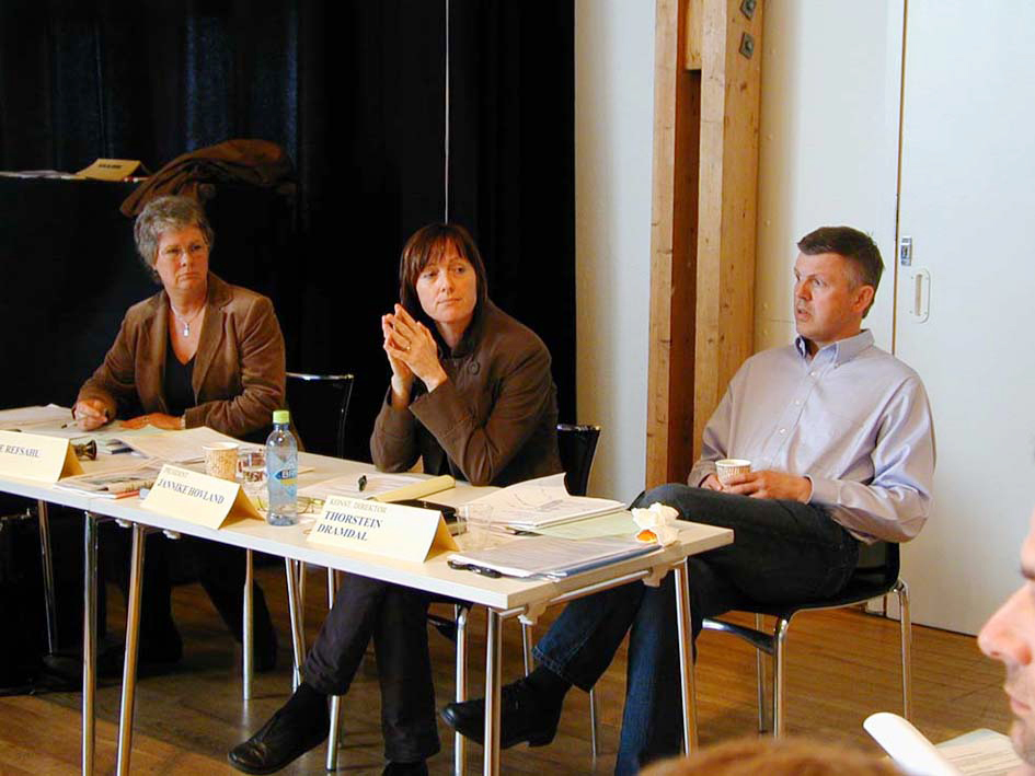 Ledelsesbordet med ordfører Tone Refsahl til venstre, president Jannike Hovland og konstituert direktør Thorstein Dramdal. Ledelsesbordet med ordfører Tone Refsahl til venstre, president Jannike Hovland og konstituert direktør Thorstein Dramdal.