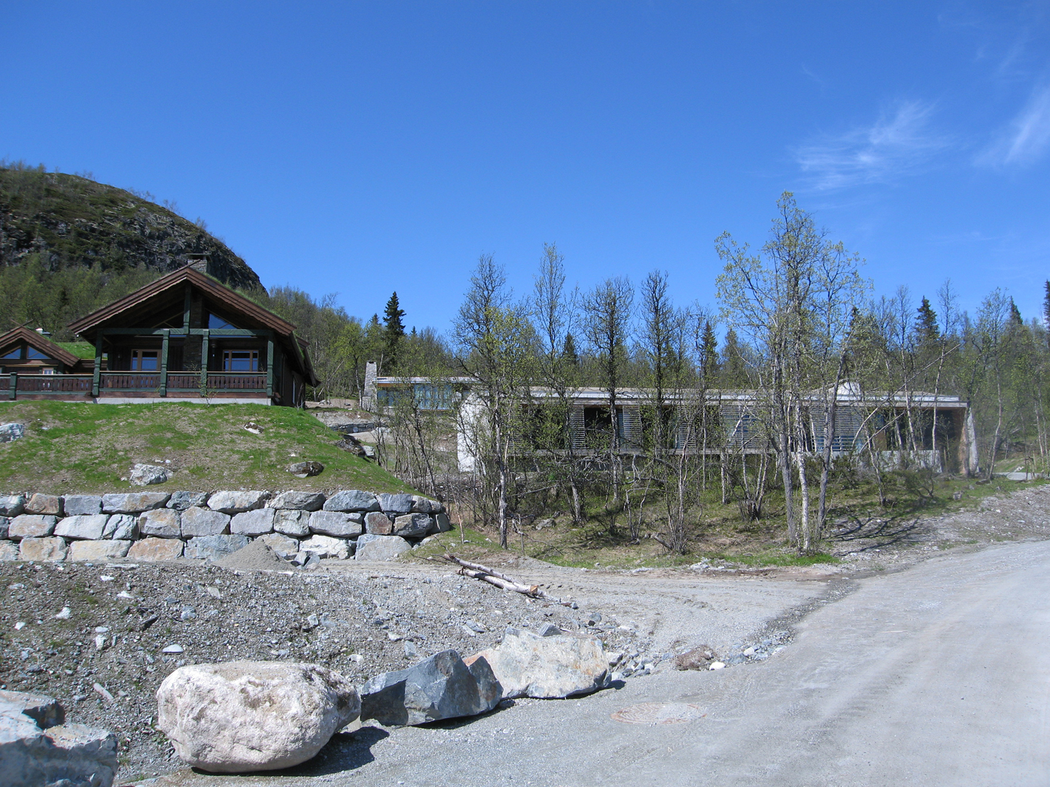 Taket blir lite synlig når man kommer gående mot hytta i terrenghøyde. Foto: Henriette Salvesen.