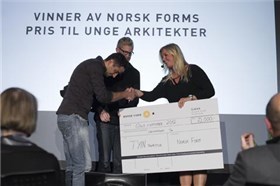 Tyin tegnestue fikk utmerkelsen under Norsk Forms prisfest på DogA i går kveld av Kjersti Stenseng fra Kulturdepartementet. Foto: Therese Stigen