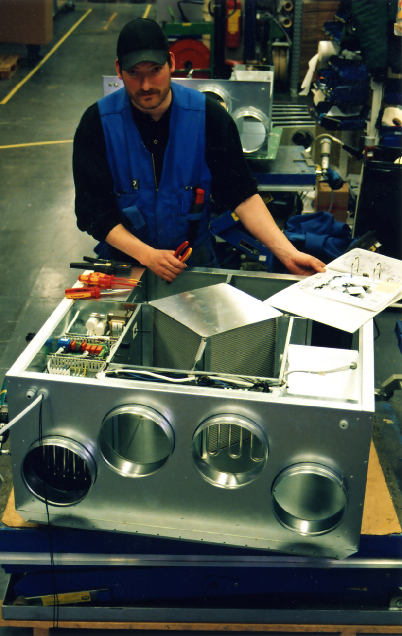 Norske myndigheters energipolitikk for boliger vektlegger varmegjenvinning fra mekaniske ventilasjonsanlegg, såkalt balansert ventilasjon. Bildet viser produksjon av slike anlegg for småhus og leiligheter ved Flexit-fabrikken i Østfold. Foto: Odd Iglebæk.