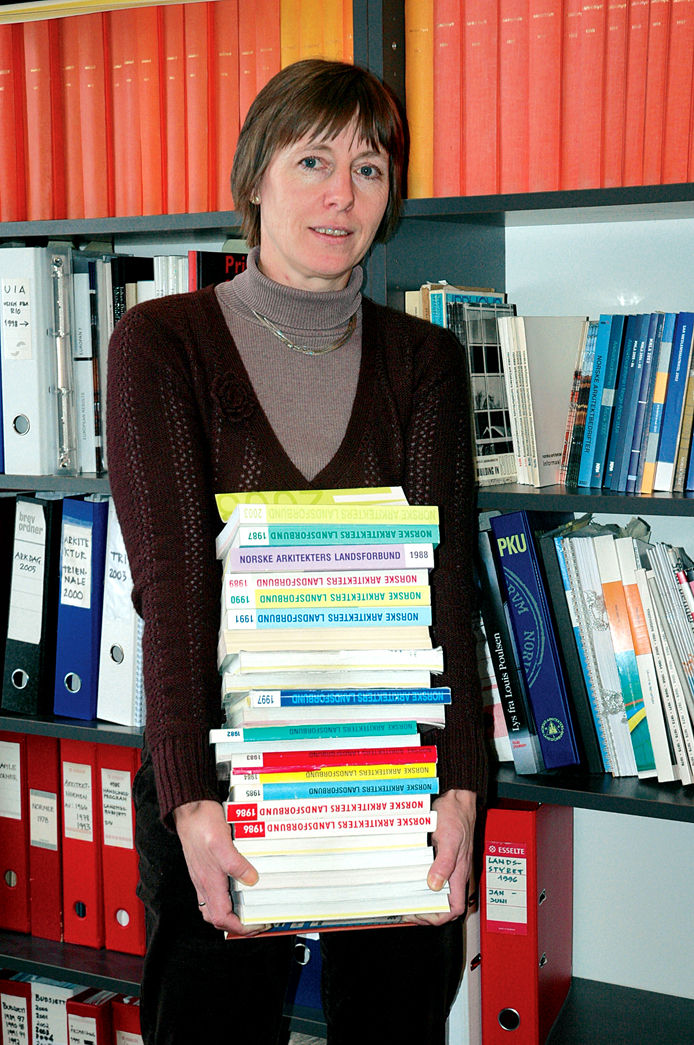 Administrasjonssekretær Ragnhild Ølstad har vært redaktør for de siste tjue håndbøkene. Foto: OØ Administrasjonssekretær Ragnhild Ølstad har vært redaktør for de siste tjue håndbøkene. Foto: OØ