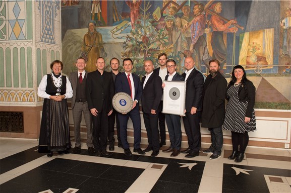 Bildetekst: Ullevål tårn er vinner av Oslo bys arkitekturpris 2016. Fra venstre: ordfører Marianne Borgen, Rainer Strange, Dronninga Landskap, Ole Henrik Einejord, CODE, Eivind Nygaard, CODE, Simen Thorsen, Solon Eiendom, Tom André Svenning-Gultvedt, Solon Eiendom, Thomas Werth Jensen, Dronninga Landskap, Roar Henden, Stolt Utvikling, Petter Rønes, Stolt Utvikling, Bjarne Ringstad, CODE, Victoria Marie Evensen, leder av byutviklingskomiteen. Foto: Oslo kommune/Sturlason