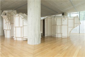 Atelier Oslos installasjon «Kroppsrom» er et 1:1 modell av et rom som tvinger kroppen til å tilpasse bevegelsesmønsteret sitt slik den gjør i naturlige landskap. Foto: Nasjonalmuseet/Frode Larsen Atelier Oslos installasjon «Kroppsrom» er et 1:1 modell av et rom som tvinger kroppen til å tilpasse bevegelsesmønsteret sitt slik den gjør i naturlige landskap. Foto: Nasjonalmuseet/Frode Larsen