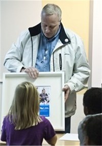 Morten Ramm Salbu overrekker diplom til konkurransens vinner, Åsa Noor Bjørkum. Foto: BAFs nettsider.