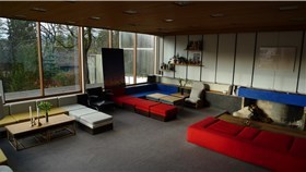 Planetveien 12, interøret i stua. Vinduene vender mot hagen. Foto: Ida Gullhav