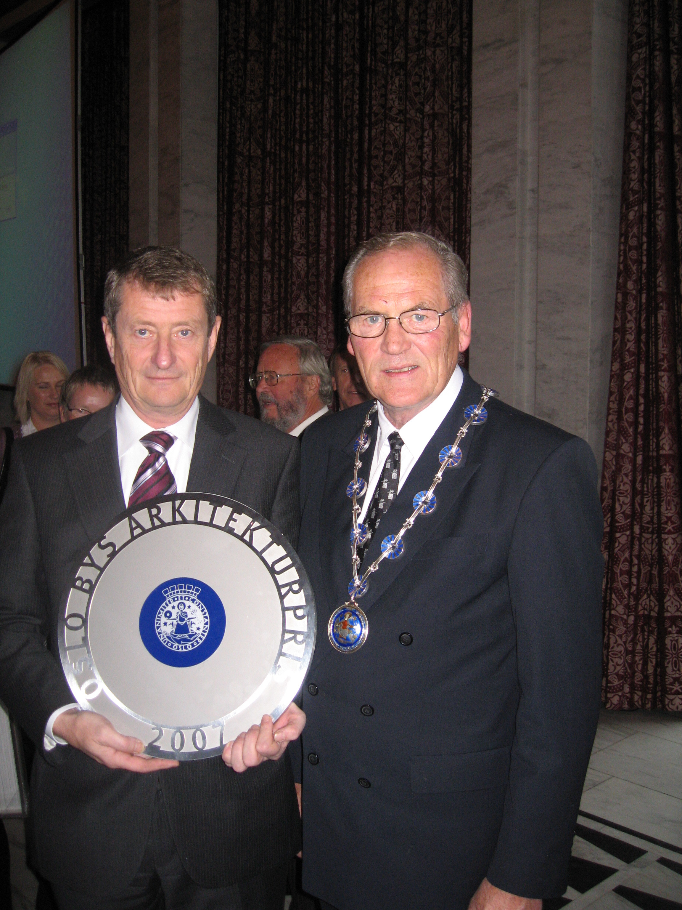 Direktør Geir Ellingsrud, Universitetet i Oslo, sammen med ordfører Svenn Kristiansen.