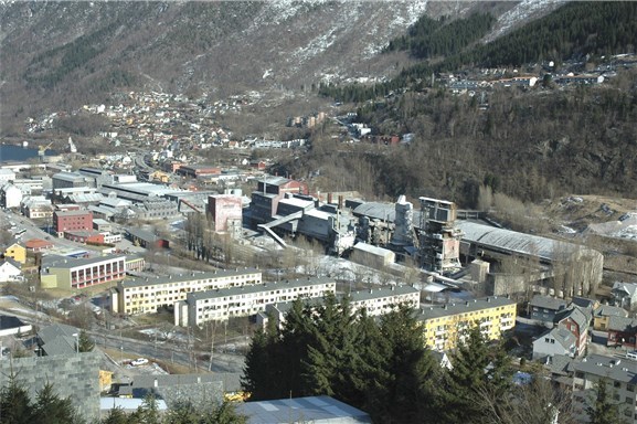 Totalt 16 anlegg/bygninger på smelteverkstomta i Odda er fredet. Kalkovnene er kun regulert til «spesialområde vern». Det er dispensasjon fra denne reguleringsplanen kommunen nå har innvilget. Foto: Harald Hognerud/Norsk Vasskraft- og Industristadmuseum