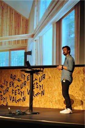 Aslak Hanshuus fra Huus og Heim arkitekter presenterte kontorets prosjekter. Foto: Lone Kjersheim/NAL Aslak Hanshuus fra Huus og Heim arkitekter presenterte kontorets prosjekter. Foto: Lone Kjersheim/NAL