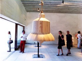 Til utstillingen i den nordiske paviljongen på arkitekturbiennalen i Venezia i 2012, stilte Fantastic Norway ut en kirkeklokke av tre. Klokka var og er fortsatt tenkt som en del av Utøya-prosjektet. Foto: Grete Kristin Hennissen Til utstillingen i den nordiske paviljongen på arkitekturbiennalen i Venezia i 2012, stilte Fantastic Norway ut en kirkeklokke av tre. Klokka var og er fortsatt tenkt som en del av Utøya-prosjektet. Foto: Grete Kristin Hennissen
