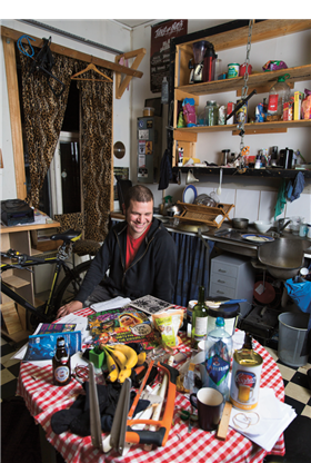 Eddie, som ber om å omtales kun med fornavn, bor i en leilighet som ikke hadde kjøkken for ni år siden. I begynnelsen brukte han felleskjøkkenet. Nå har han eget. 