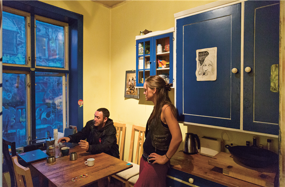 Kjetil har besøk av Luna og datteren hennes. Kjøkkenet han deler med Bert er et stille ognhyggelig felles oppholdsrom som vender ut mot bakgården.