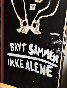 Branndøren inn til et av rommene er dekorert. 