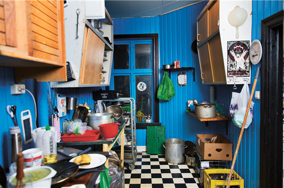 Bo- og arbeidskollektivet fikk nytt felleskjøkken for to år siden. Alt inventar er hentet gratis rundt i byen etter søk på finn.no. 80 dugnadstimer gikk med.
