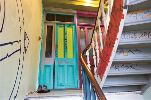 De gamle dørene er originale, fra 1880-årene, og førte inn til boenhetene slik de var delt opp da gården var ny.