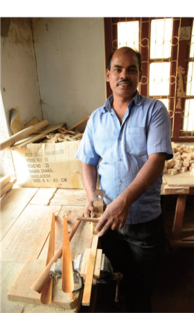 Høyre: Skohorn i produksjon. Foto: Sverre Uhnger

