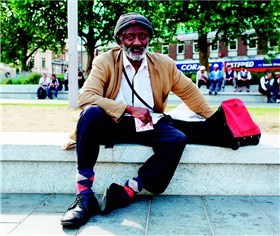 Michael Grant er en av dem som liker å henge i General Gordon Square i Woolwich. Foto: Esther Johnson Michael Grant er en av dem som liker å henge i General Gordon Square i Woolwich. Foto: Esther Johnson