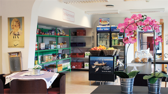  I butikken i kjelleren kan beboerne plukke med seg varer fra «spiskammerset» og planlegge egne måltider. Valutaen er i handling og opplevelser. Foto: Hilde Helland