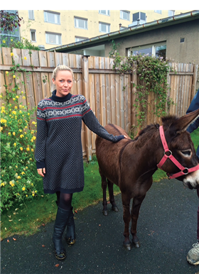 Daglig leder ved Manglerudhjemmet, Hilde Helland, med eselet som nylig besøkte sykehjemmet sammen med 25 barn. Foto: privat