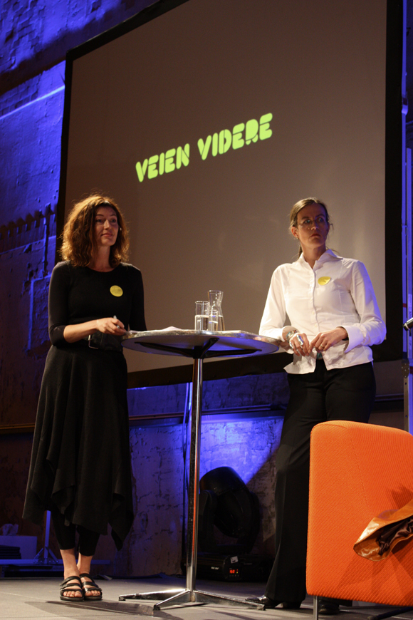 Konferansierer og ordstyrere under paneldebatten, (f.v.) Ragnhild Aslaksen og Ingerid Helsing Almaas, stilte spørsmål om veien videre. Foto: Grete Kristin Hennissen