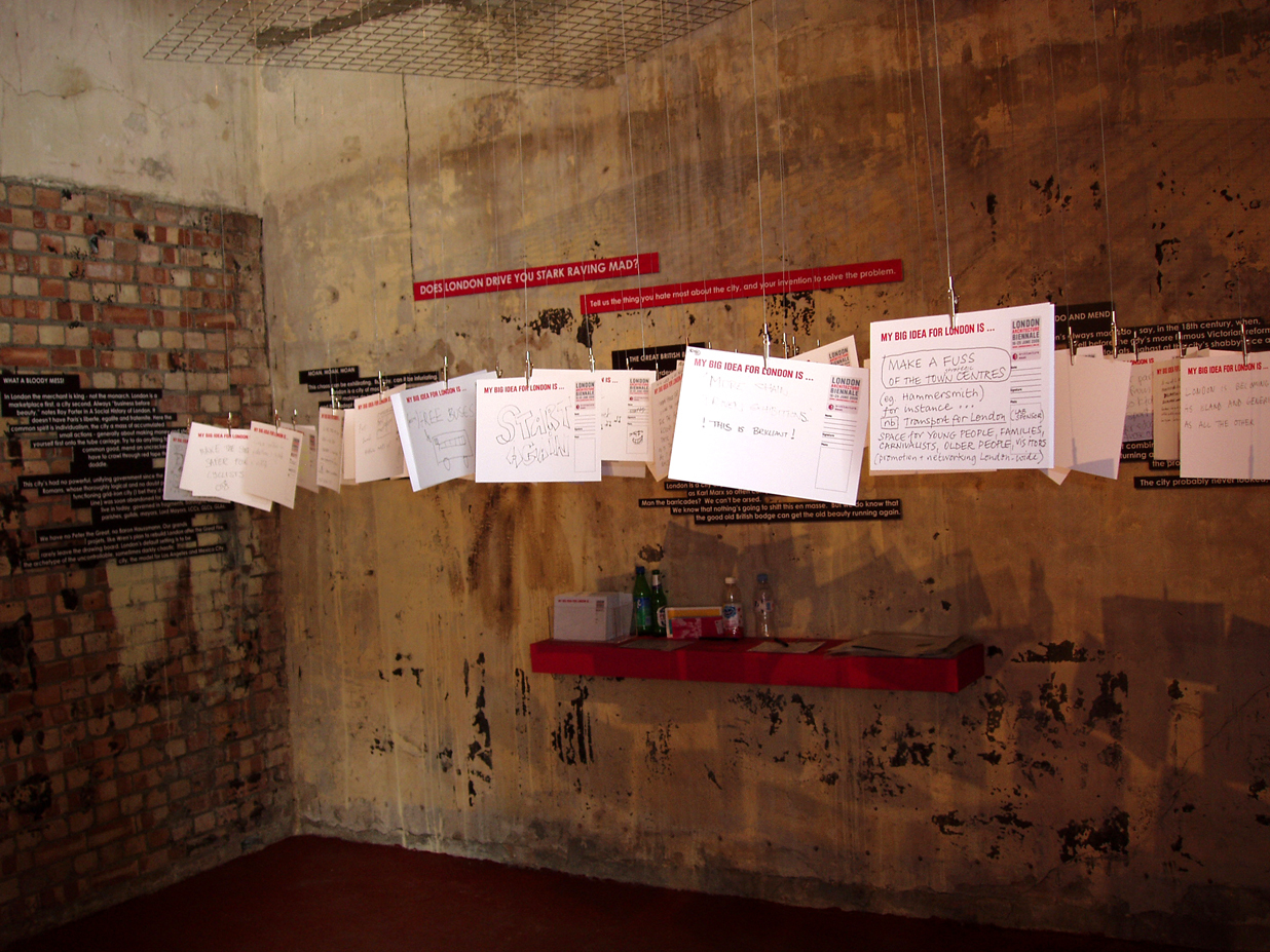 Flere utstillinger og aktiviteter fant sted i bygninger som var ute av bruk og under transformasjon. Her utstillingen «The Big London Brainstorm» i Smithfield House.