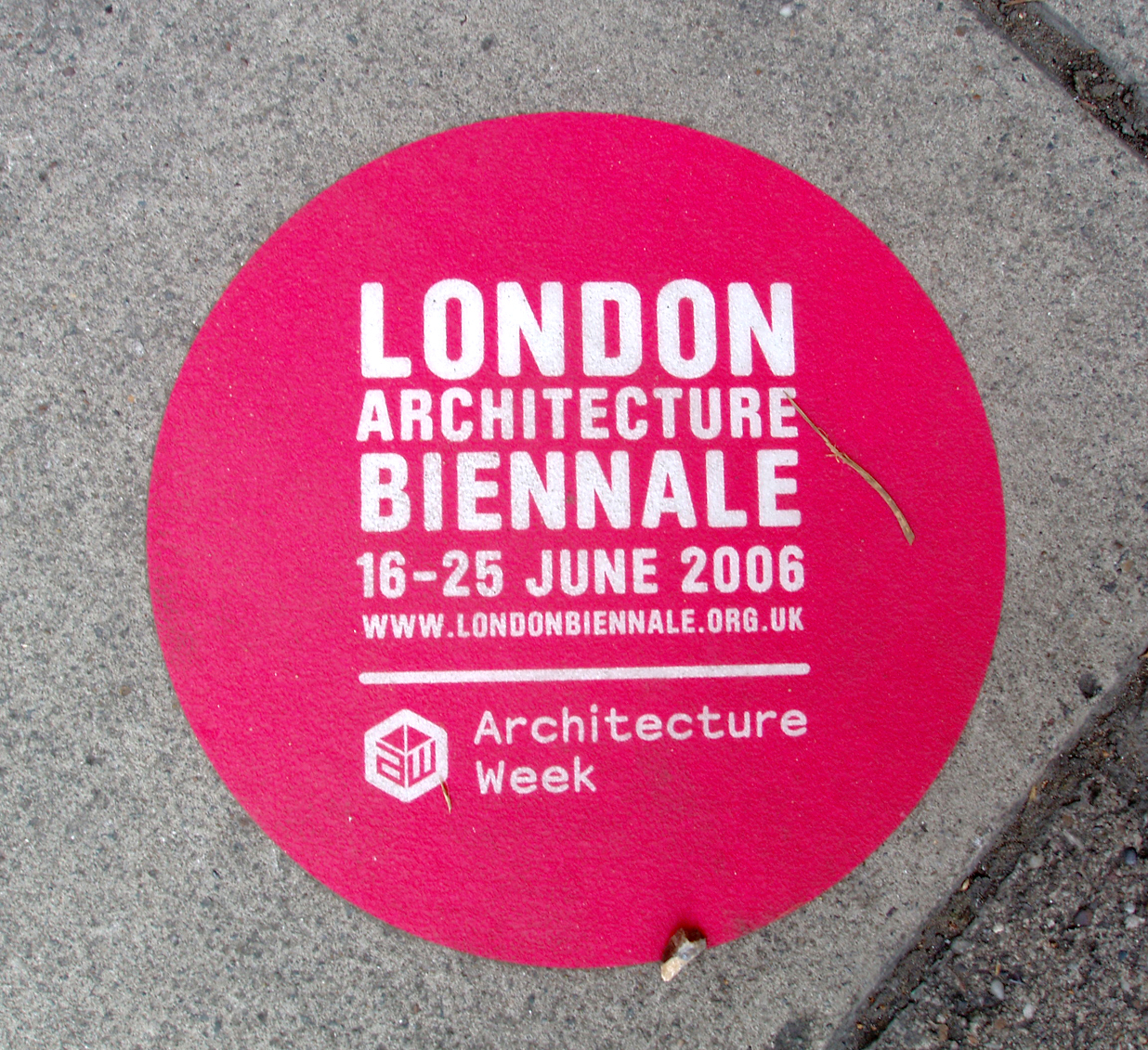 Sirkulære rosa flekker laget av en spesiell 3M grafisk film, gjorde biennaleruten godt synlig på gater og fortau.