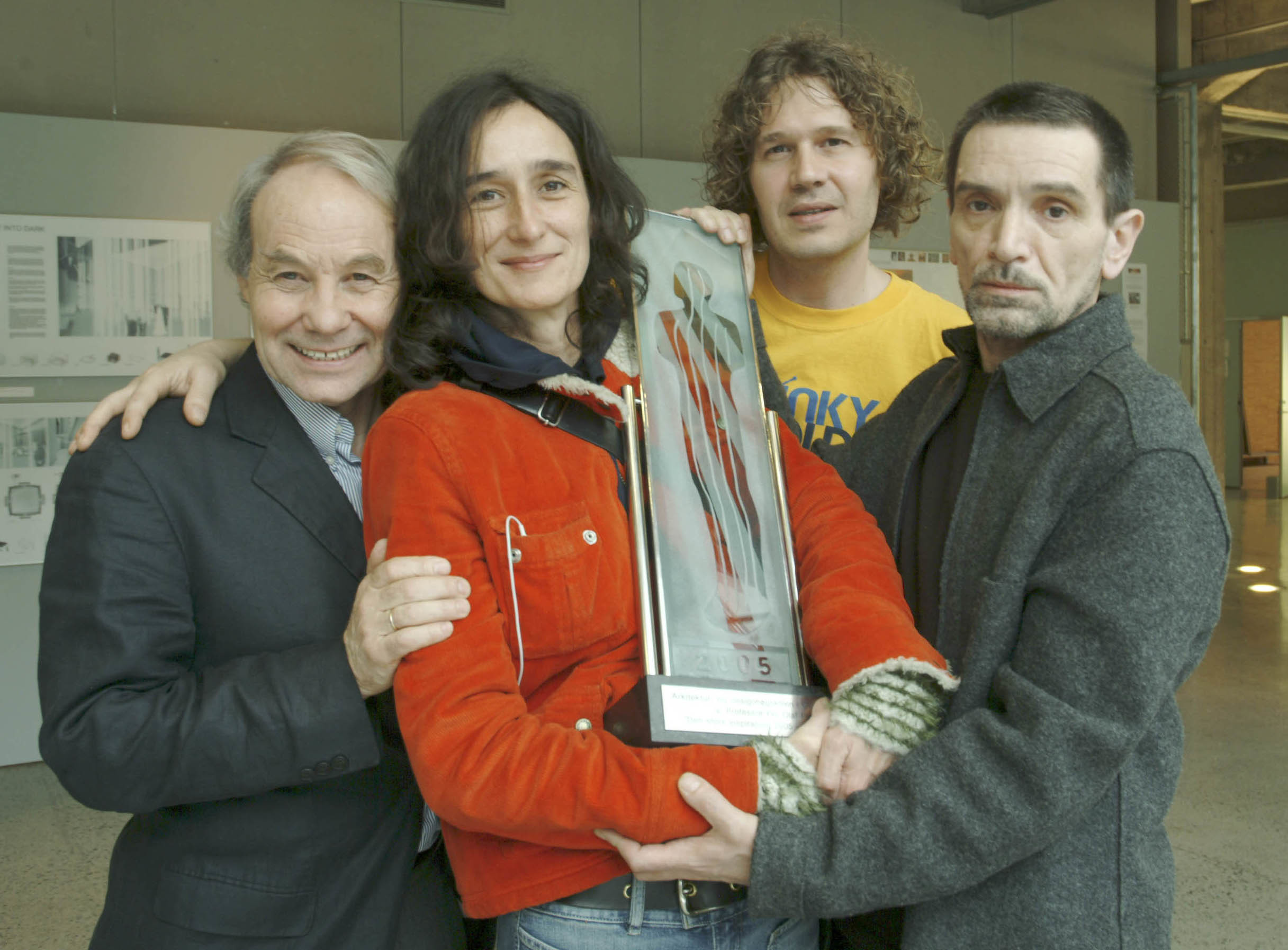 Lærerne ved Bygg 3 ved Arkitektur- og designskolen i Oslo vant Velux-prisen Norge 2005 for sin inspirerende undervisning med «Lysmaskiner», fra venstre professor Per Olaf Fjeld, Lisbeth Funck, Rolf Gerstlauer og Neven Fuchs-Micas. Foto: Bente Bjercke. Lærerne ved Bygg 3 ved Arkitektur- og designskolen i Oslo vant Velux-prisen Norge 2005 for sin inspirerende undervisning med «Lysmaskiner», fra venstre professor Per Olaf Fjeld, Lisbeth Funck, Rolf Gerstlauer og Neven Fuchs-Micas. Foto: Bente Bjercke.